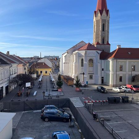 Varady'S Large Apartment With Private Parking Koszyce Zewnętrze zdjęcie