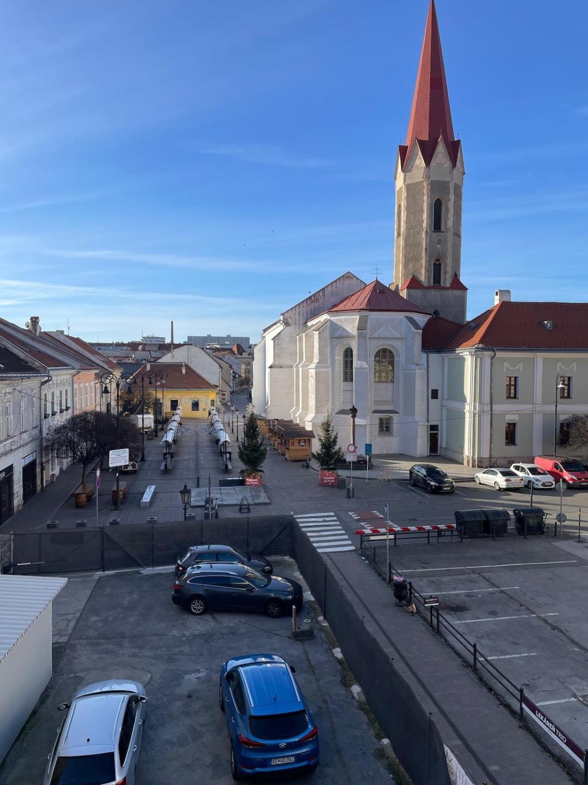 Varady'S Large Apartment With Private Parking Koszyce Zewnętrze zdjęcie